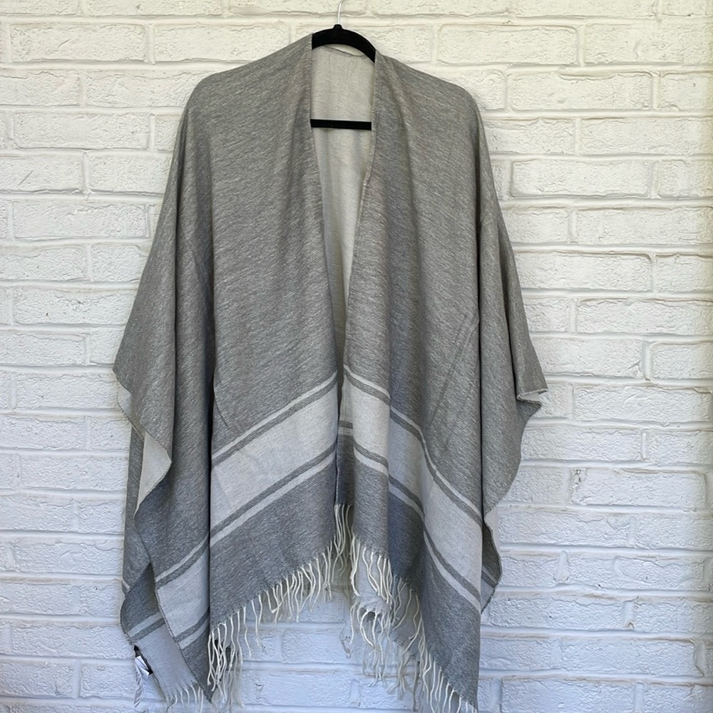 NWT Banana Republic Two Tone Fringed Poncho